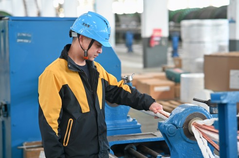 扎根一线十六载 匠心铸就生产路——记6合联盟电缆新街基地负责人王志军